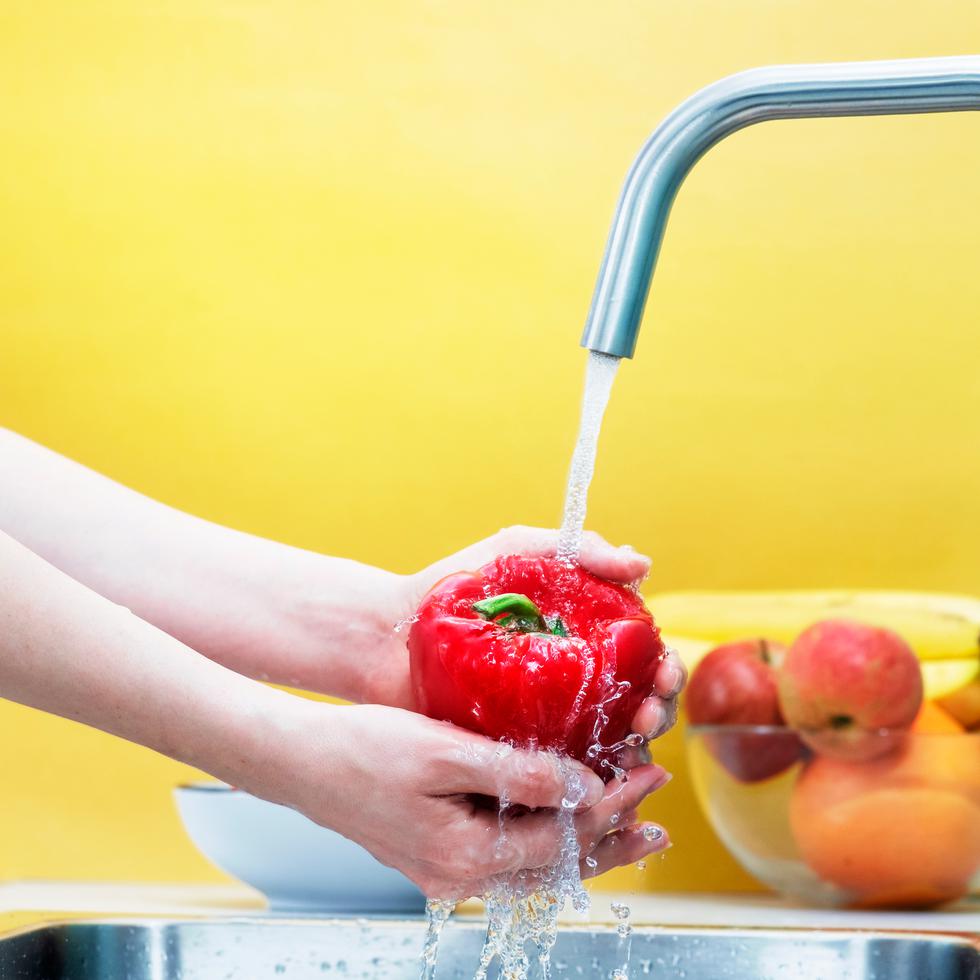 La principal causa de enfermedades transmitidas por alimentos es el no lavado de manos, la contaminación cruzada, que los alimentos no lleguen a la temperatura adecuada en la cocción, así como un almacenamiento a temperatura no adecuada.