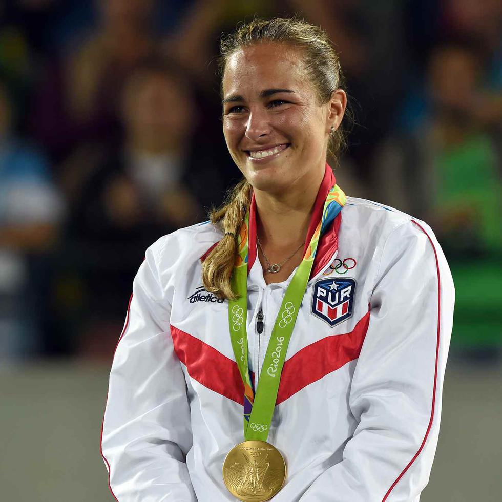 Mónica Puig with her gold medal at Rio 2016.