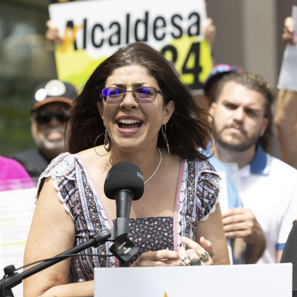 Mariana Nogales Molinelli anunció su aspiración por “write-in” acompañada de líderes del partido.