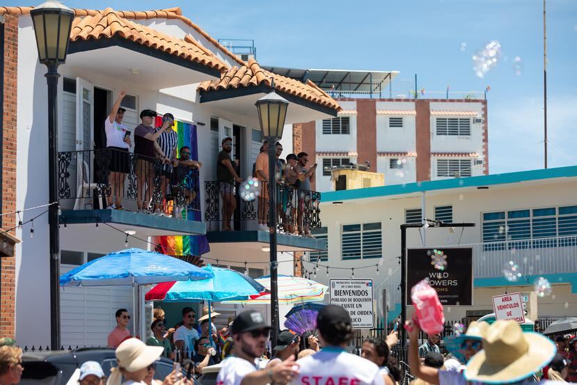 Los asistentes de la parada también se ubicaron en balcones de hospedajes y terrazas de restaurantes para apreciar el evento.