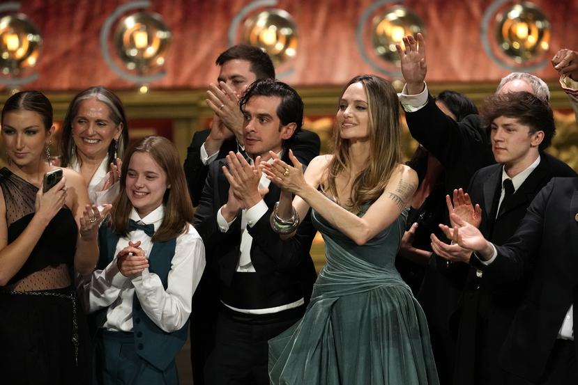 Vivienne Jolie-Pitt, Justin Levine, Angelina Jolie, Brody Grant y parte del elenco de "The Outsiders".