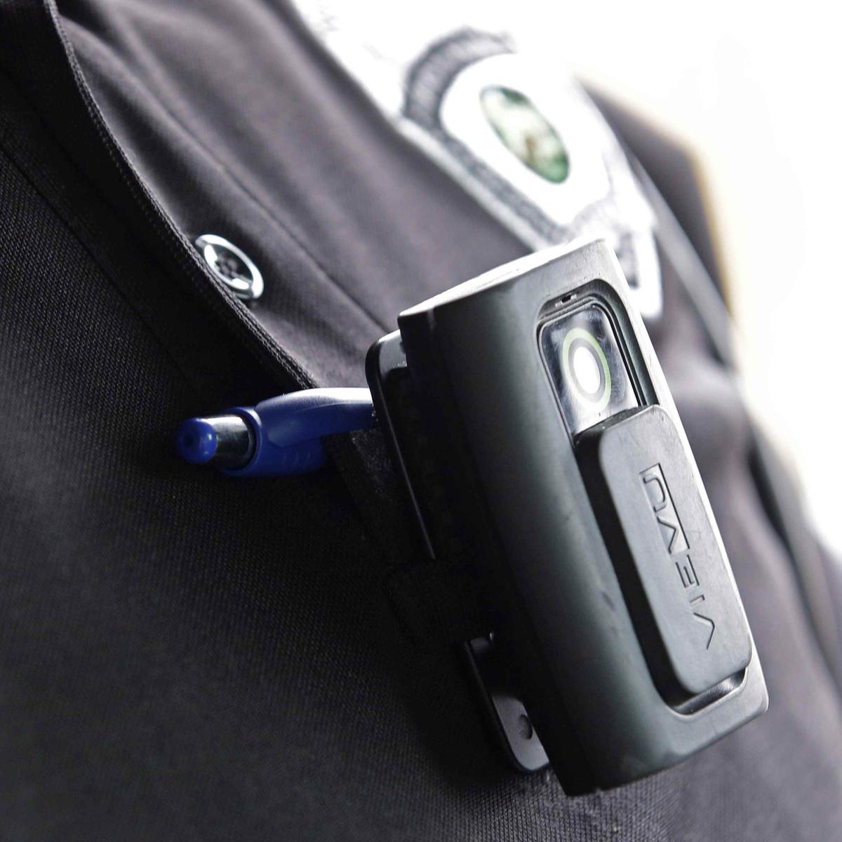 Policías ahora podrán usar una cámara corporal de forma más rápida en  emergencias