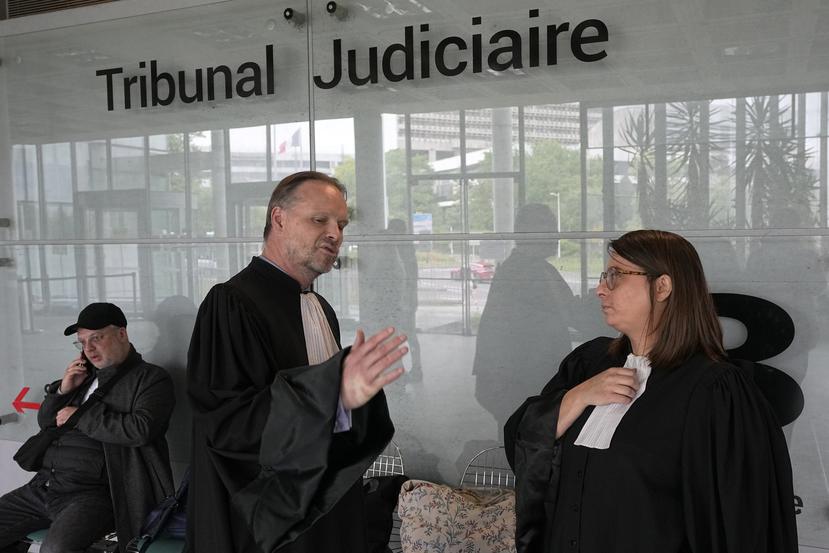 Gilles Moreu (trái) và Lola Chunet, luật sư của con gái Diego Maradona, Dalma và Gianinna, trước phiên điều trần trước tòa án Nanterre, ngoại ô Paris, vào thứ Năm, ngày 23 tháng 5 năm 2024.