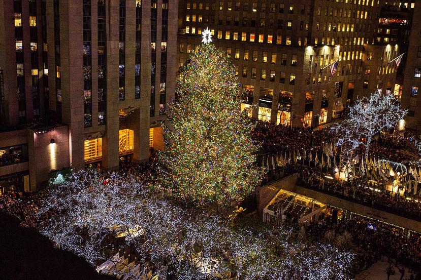 Miles acuden a ver el encendido del árbol en el Rockefeller Center El