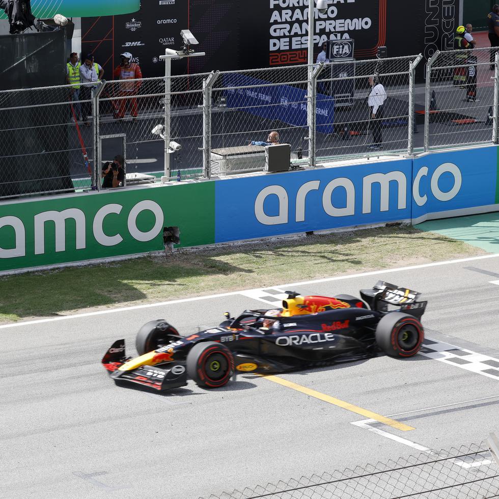 Max Verstappen cruza la meta en el primer puesto en el Gran Premio de España.