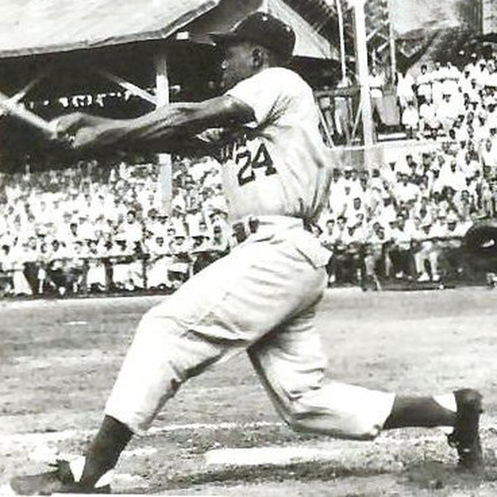 Willie Mays connects his first hit with the Cangrejeros of Santurce.