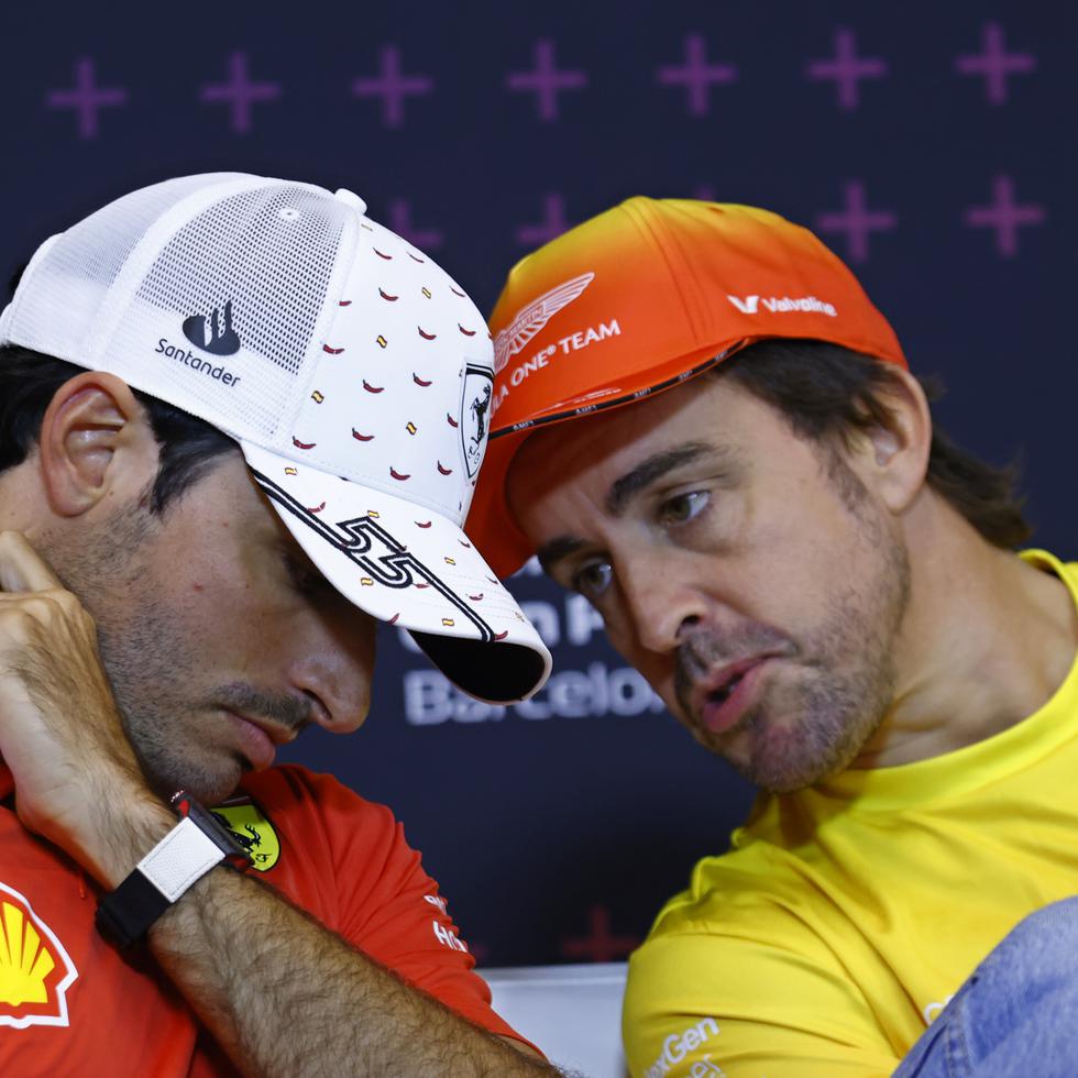 Los pilotos españoles Fernando Alonso (derecha) y Carlos Sainz durante la conferencia de prensa del jueves en Barcelona.