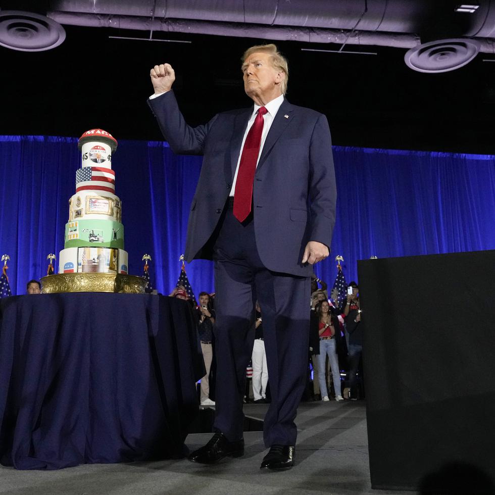 El expresidente Donald Trump, candidato republicano a la presidencia, cierra un puño tras hablar en el festejo por su cumpleaños organizado por Club 47.