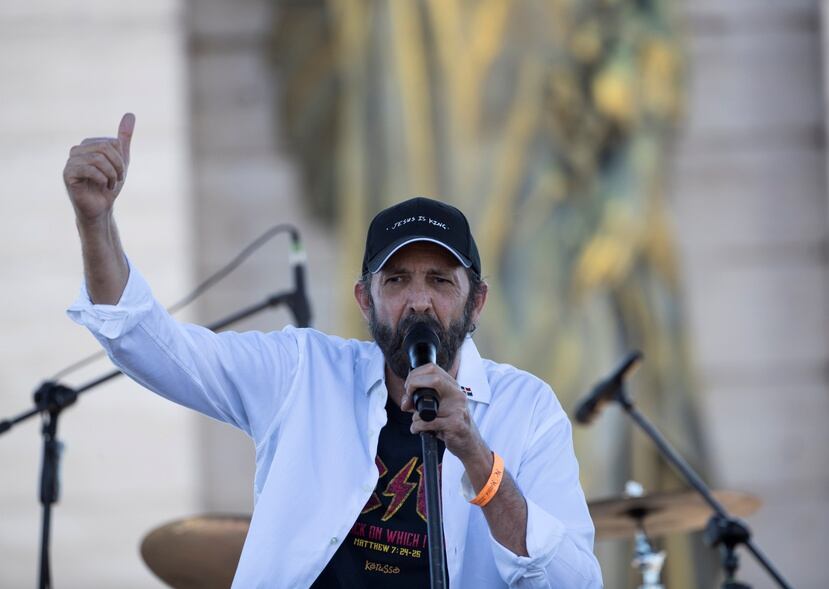 Juan Luis Guerra se adentra en los ritmos del rock con “Cantando