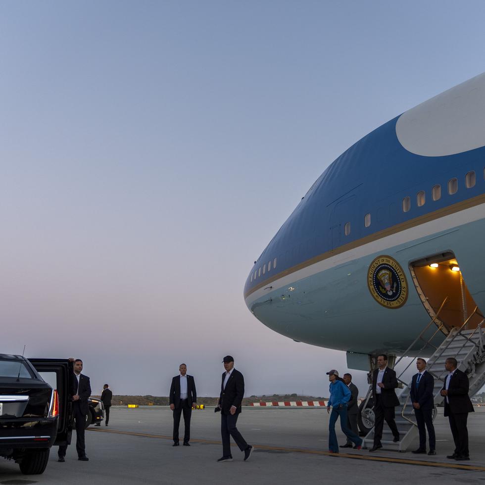 El presidente Joe Biden camina hacia su limusina tras llegar en el Air Force One a Los Ángeles.