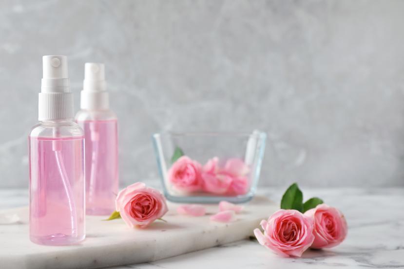 15 beneficios del agua de rosas y cómo prepararla en casa