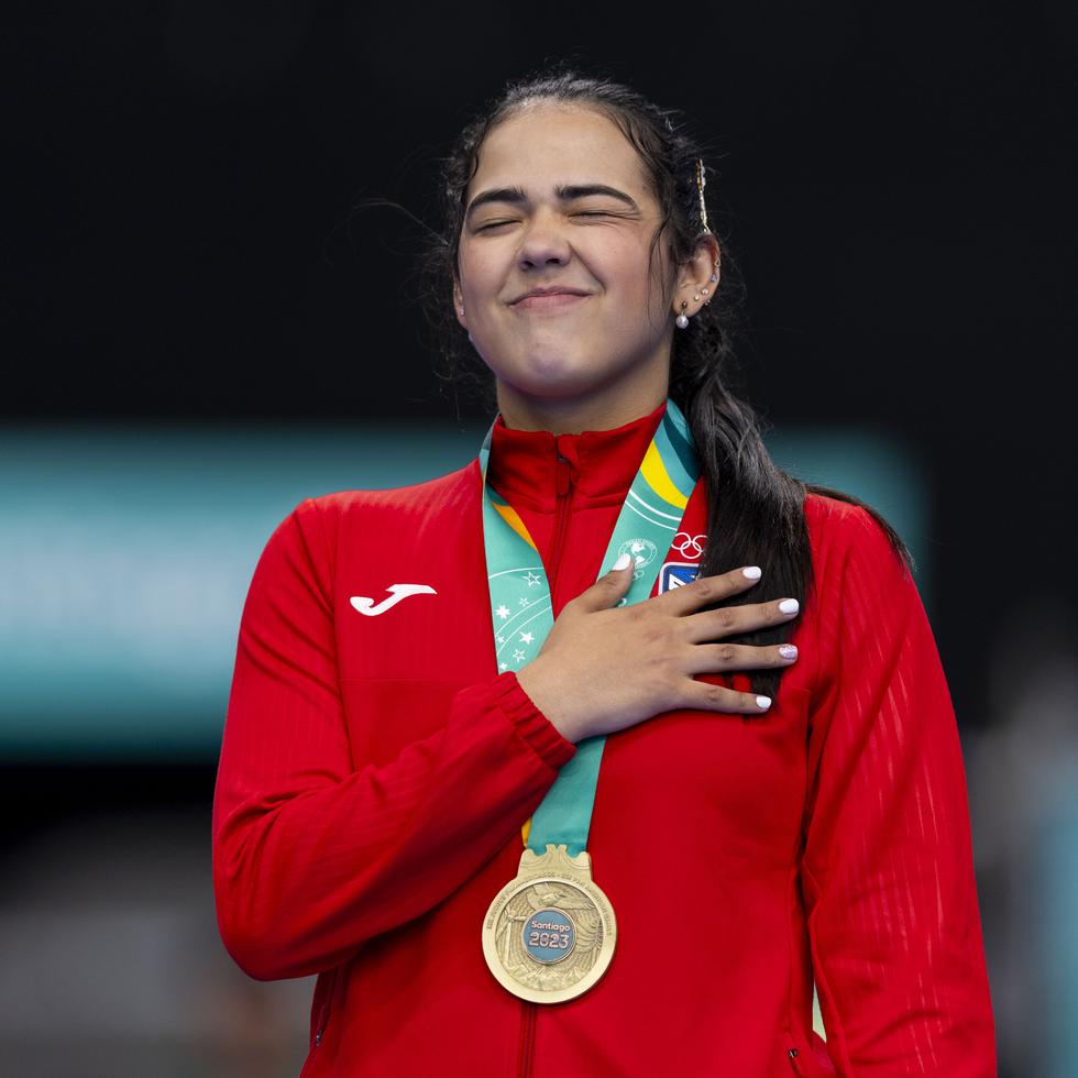 Adriana Díaz with the gold medal at the Santiago 2023 Pan American Games.