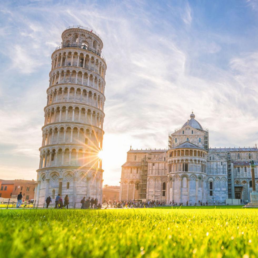 Pisa es otra ciudad eterna con su Plaza de los Milagros adornada por la Catedral, Baptisterio y su campanario, la icónica Torre Pendiente.