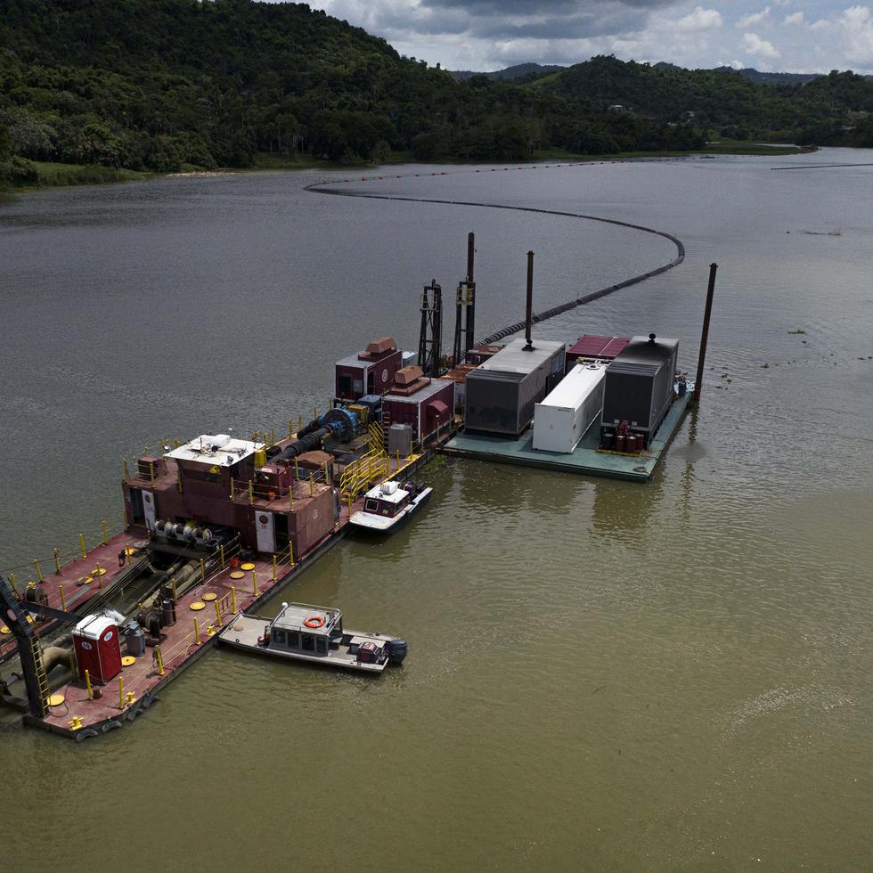 La empresa contratista Great Lakes Dredge & Dock Co. tuvo que movilizar el equipo para el dragado en tres barcazas, desde Texas hasta Puerto Rico.