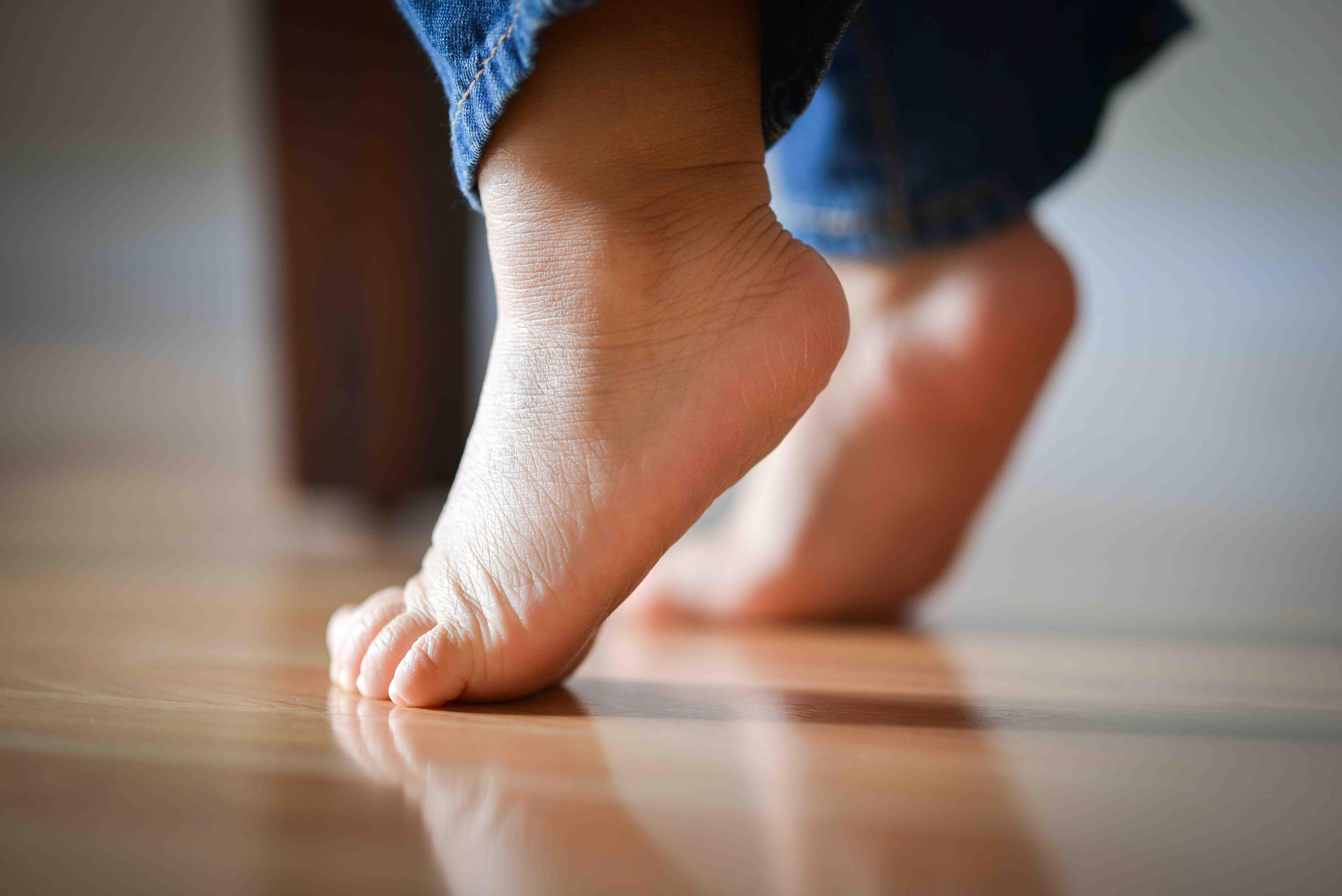 Caminar en puntas de pie: 9 señales de autismo que ningún padre