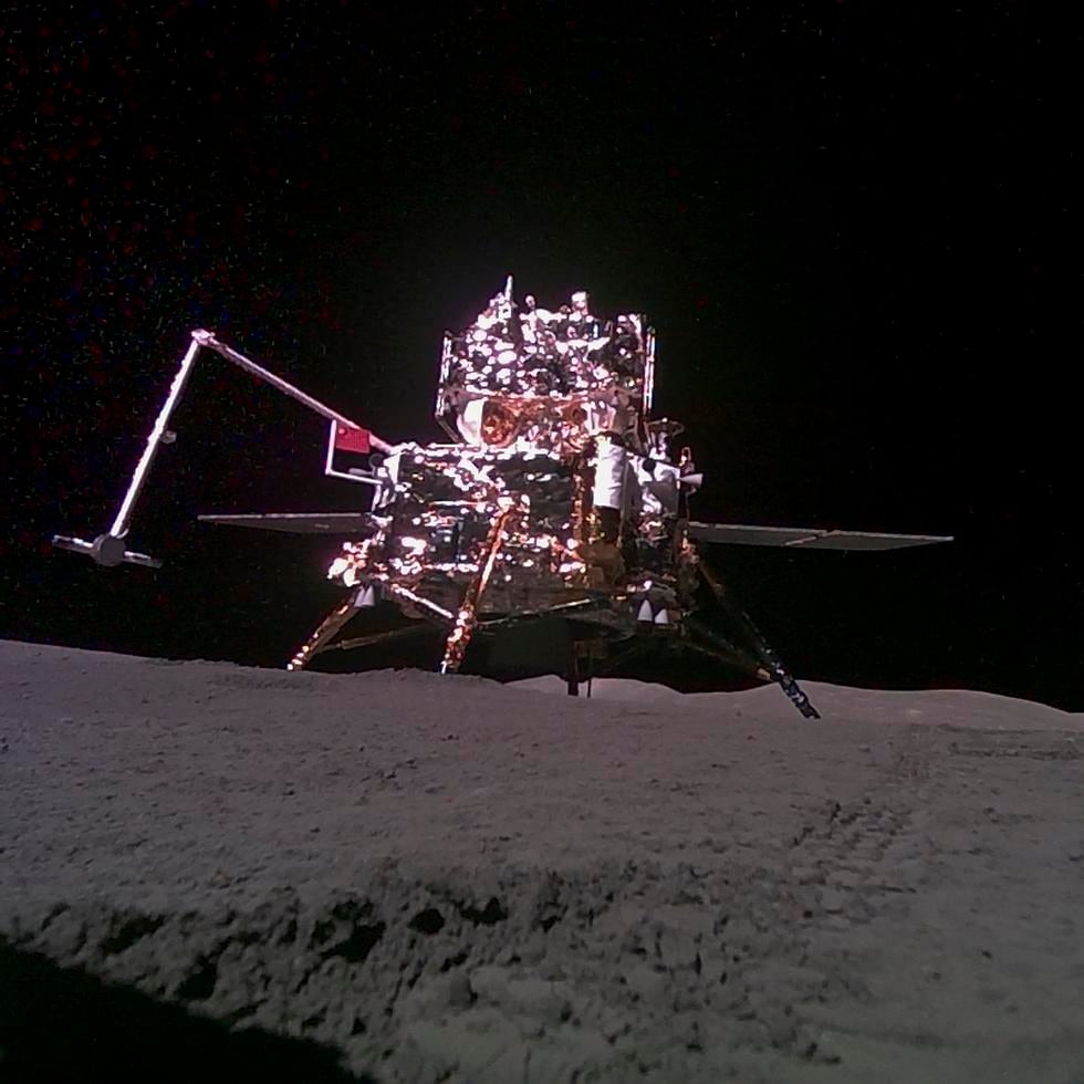 En esta imagen proporcionada por la Administración Nacional Espacial China (CNSA) publicada por la agencia de noticias Xinhua, la sonda lunar Chang'e 6 se ve una foto tomada desde un pequeño vehículo teledirigido tras llegar a la superficie de la Luna.