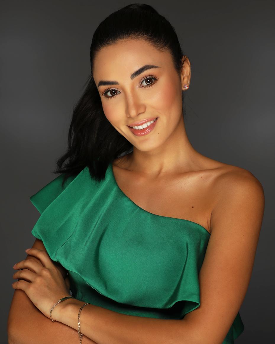 Miss World México 2021, Karolina Vidales, de 24 años. Después de graduarse de Mercadeo y Negocios Internacionales, Karolina trabaja como modelo y es embajadora de Turismo. El empleo de sus sueños sería trabajar para Unicef.