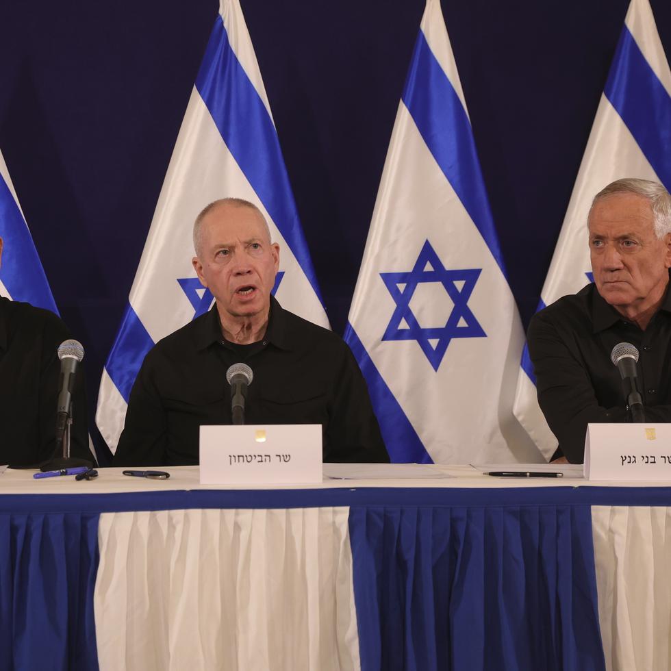 De izquierda a derecha, el primer ministro de Israel, Benjamin Netanyahu; el ministro de Defensa, Yoav Gallant; y el ministro del gabinete, Benny Gantz, hablan durante una conferencia de prensa el 28 de octubre de 2023.