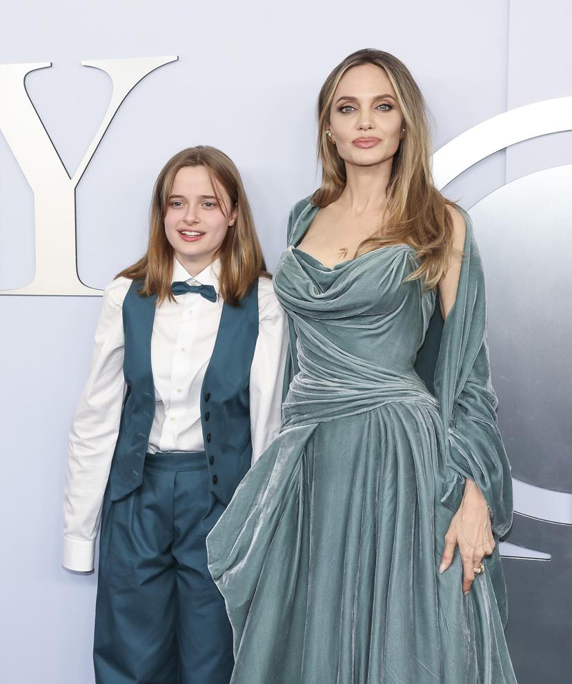 La actriz Angelina Jolie llegó acompañada de su hija Vivienne.
