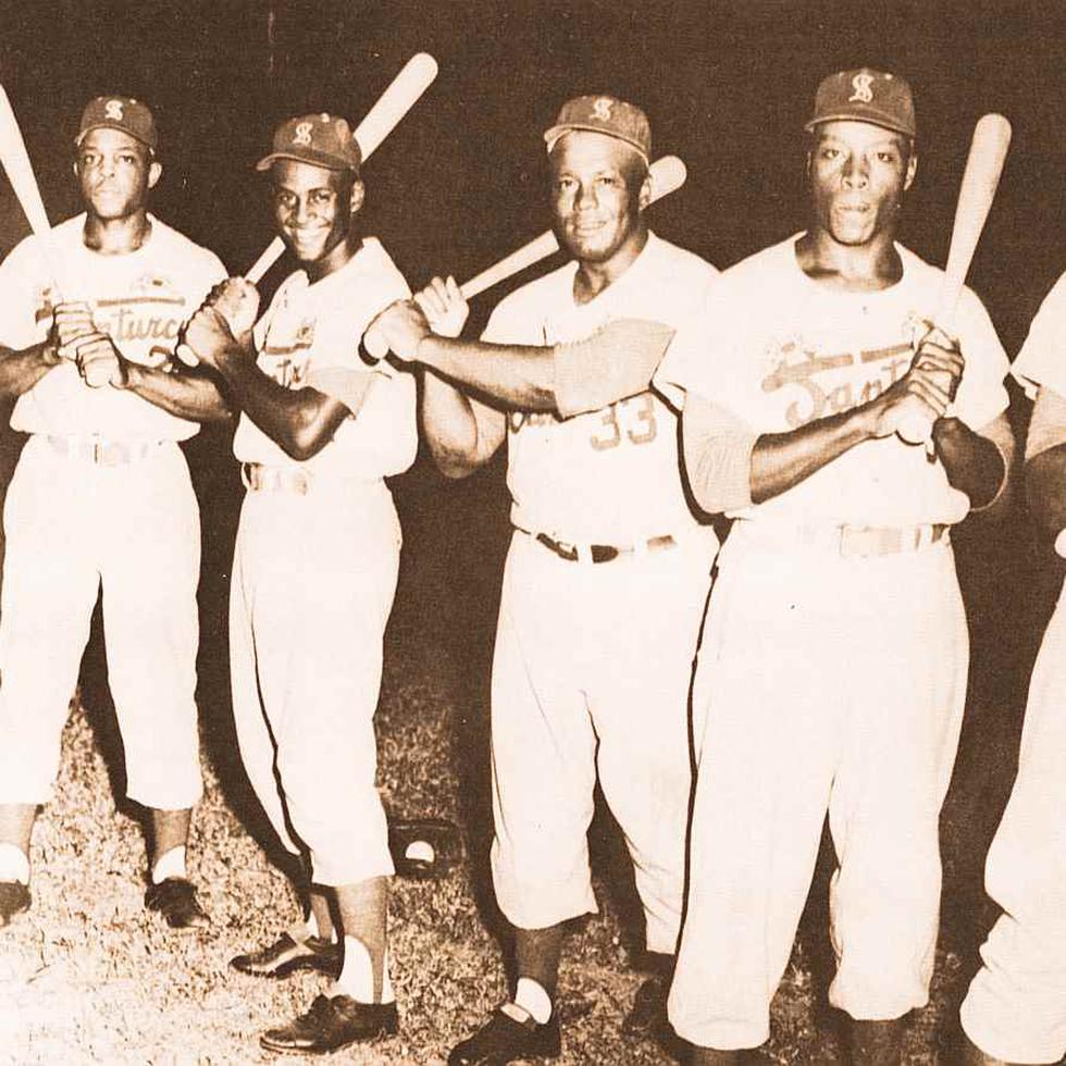De izquierda a derecha, Willie Mays, Roberto Clemente, Buster Clarkson, Bob Thurman,  y George Crowe en el uniforme de los Cangrejeros de Santurce. 