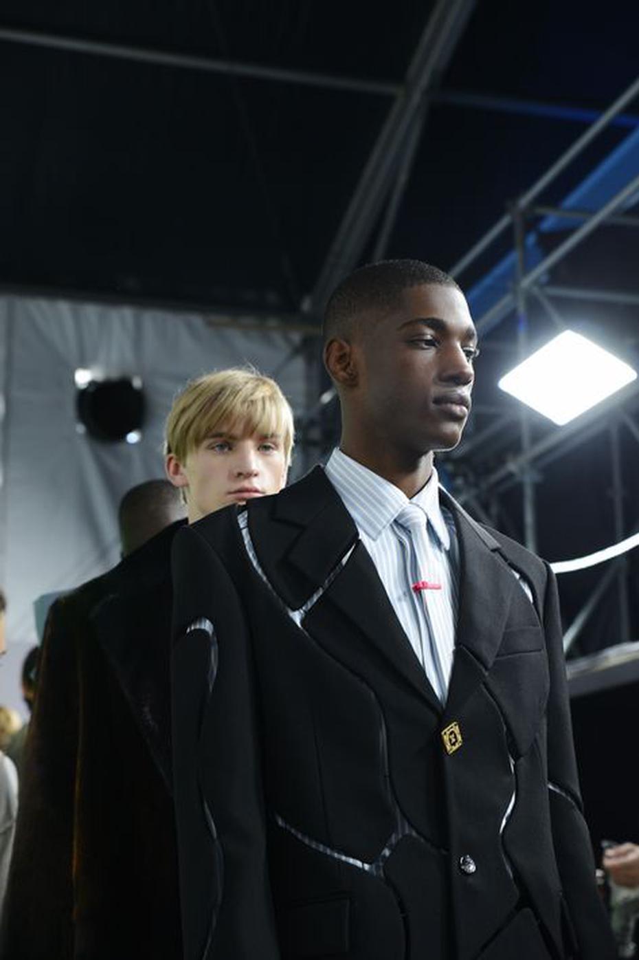 Louis Vuitton redefine el traje tradicional masculino en su nueva línea de  ropa - El Nuevo Día