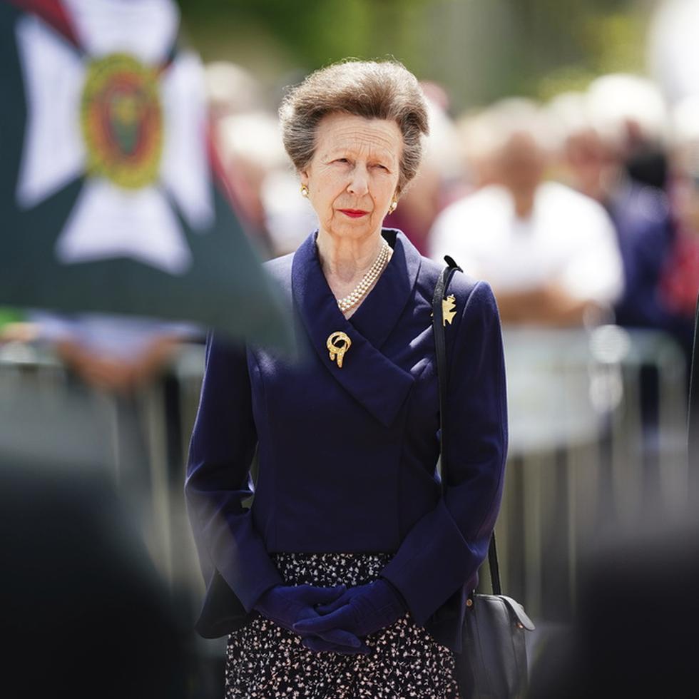 La princesa británica Ana asiste a una ceremonia por el 80 aniversario del Día D en la Place des Canadiens en Bretteville-l'Orgueilleuse, Normandía, Francia, el miércoles 5 de junio de 2024.