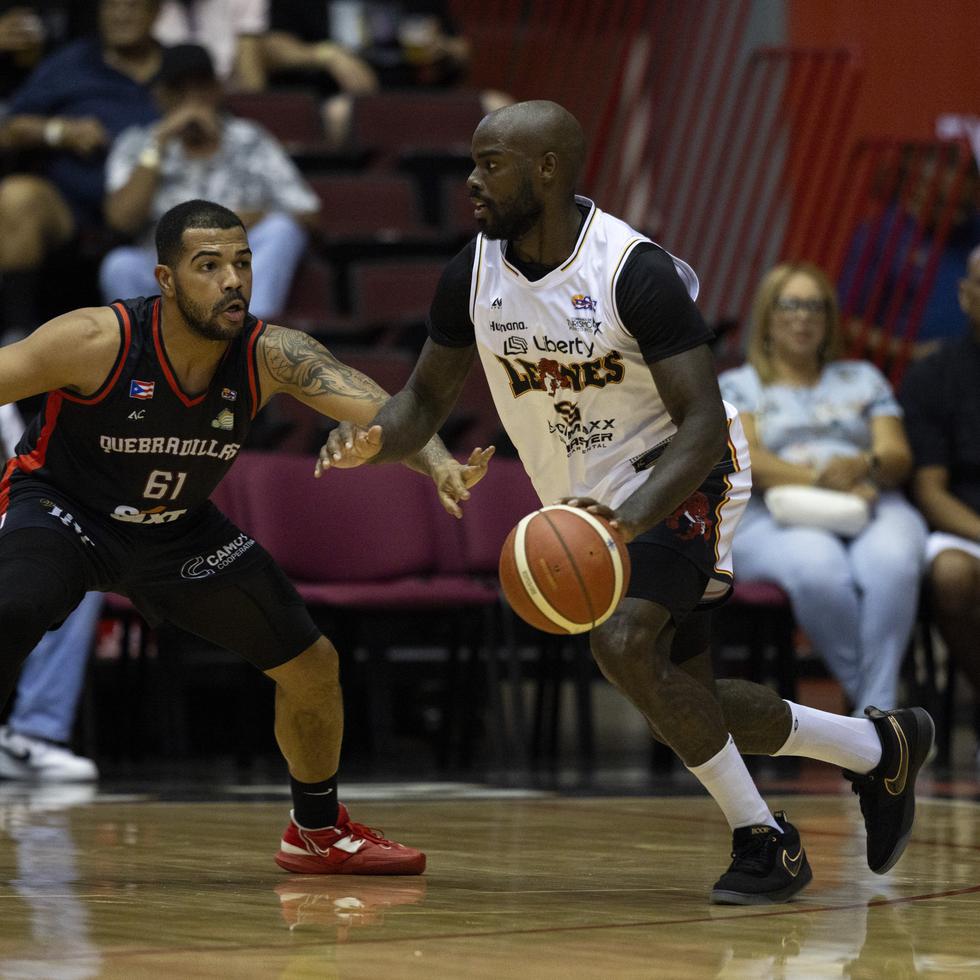 Bryon Allen, who strengthens the Ponce Lions in place of Aleem Ford, handles the ball against Willo Cruz.