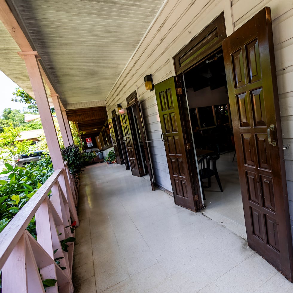 Los balcones de las casas tradicionales puertorriqueñas son por lo general áreas frescas para procurar espacios gratos a los habitantes y visitantes de las residencias