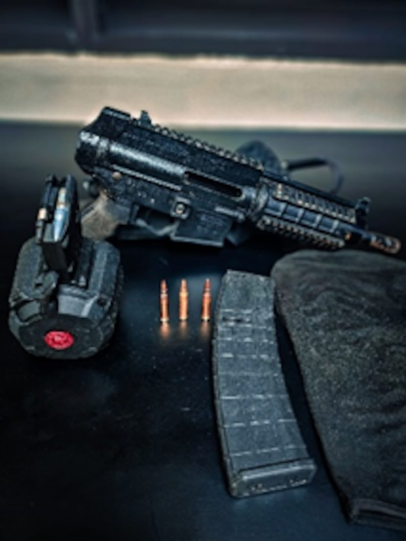 El arma es un rifle automático calibre 556 MFT EXTAR colo negro.