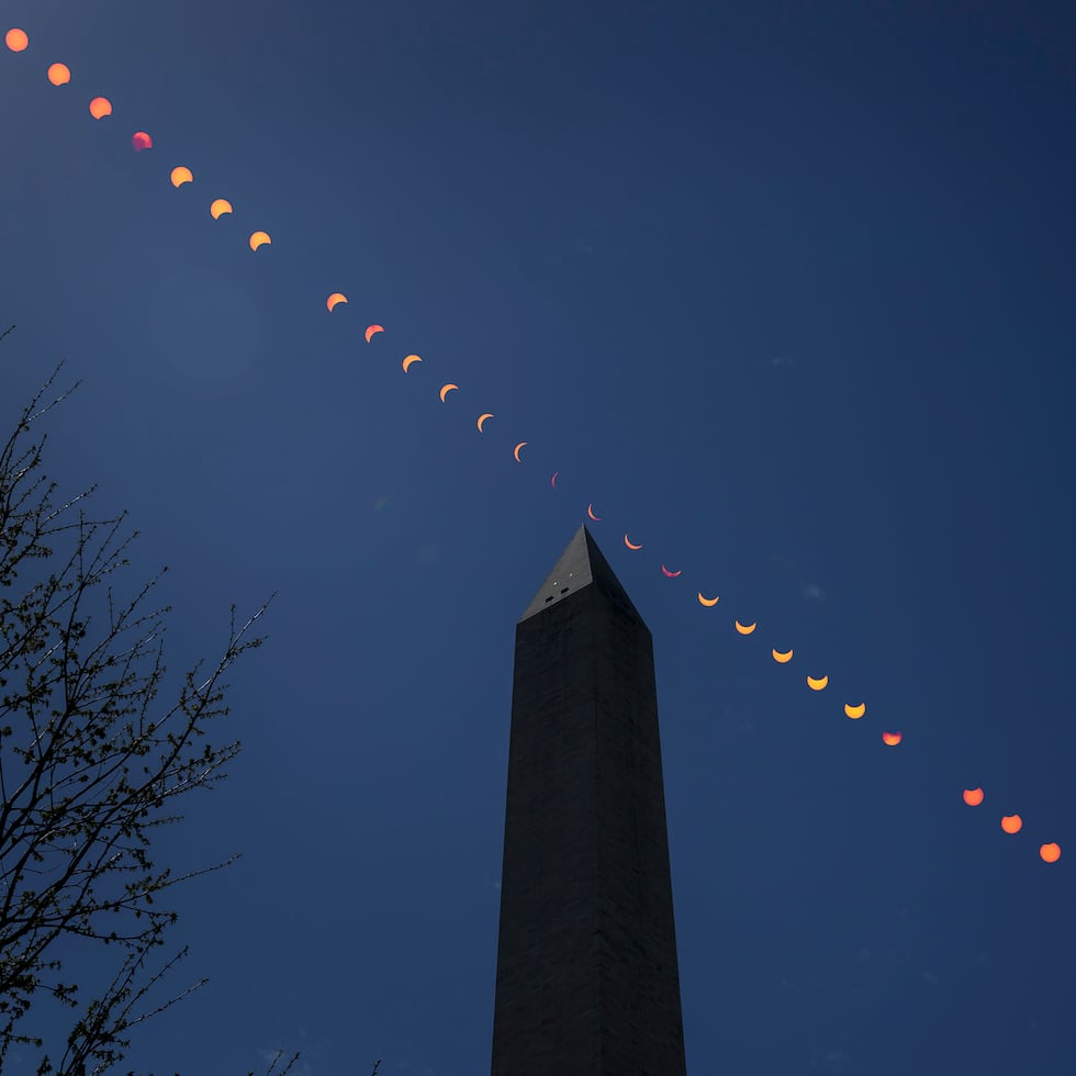 Esta imagen compuesta de múltiples exposiciones mostró la progresión de un eclipse solar parcial sobre el Monumento a Washington.