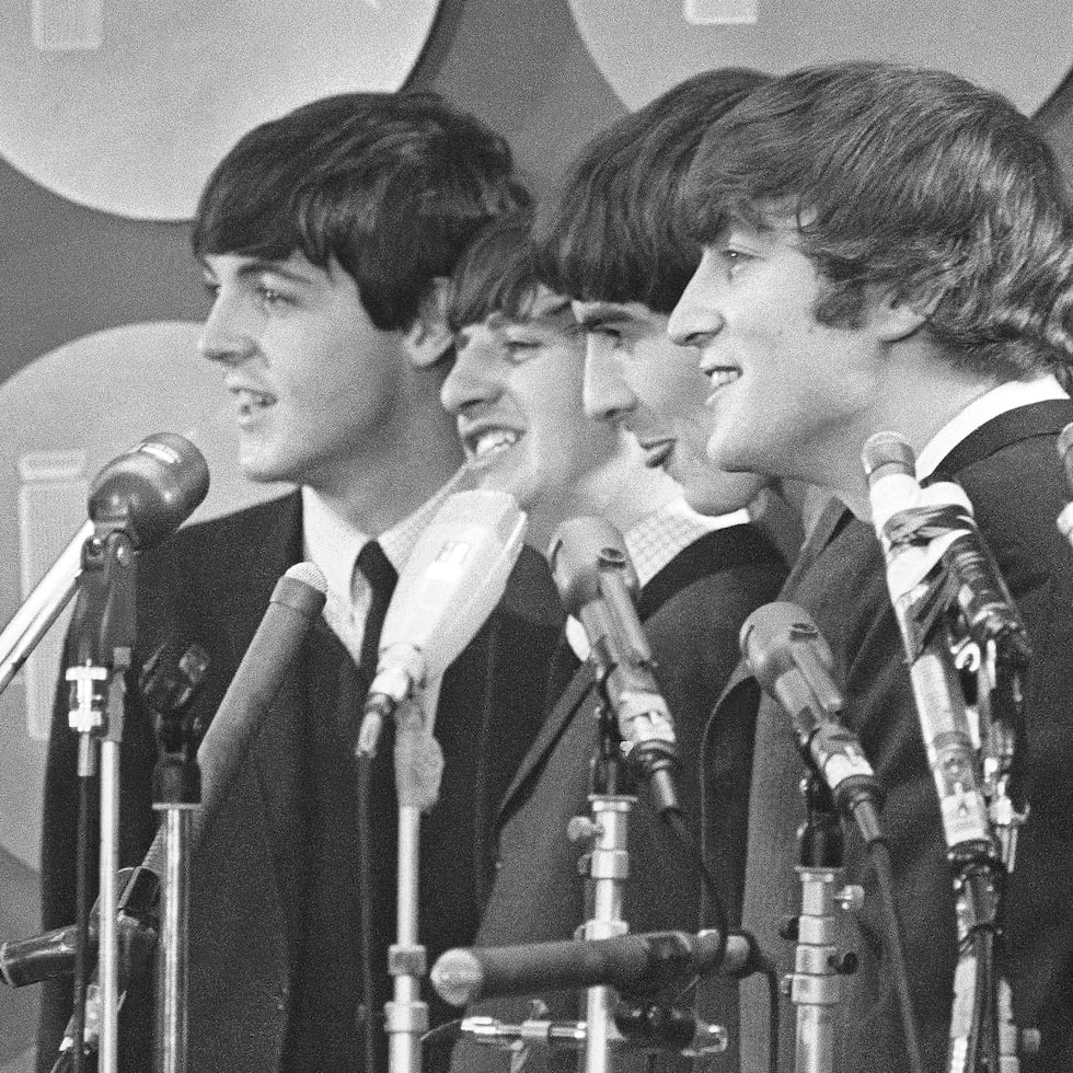 The Beatles hablan con medios de comunicación en el Aeropuerto Internacional Kennedy a su llegada el 7 de febrero de 1964 en Nueva York. (Foto AP, archivo)