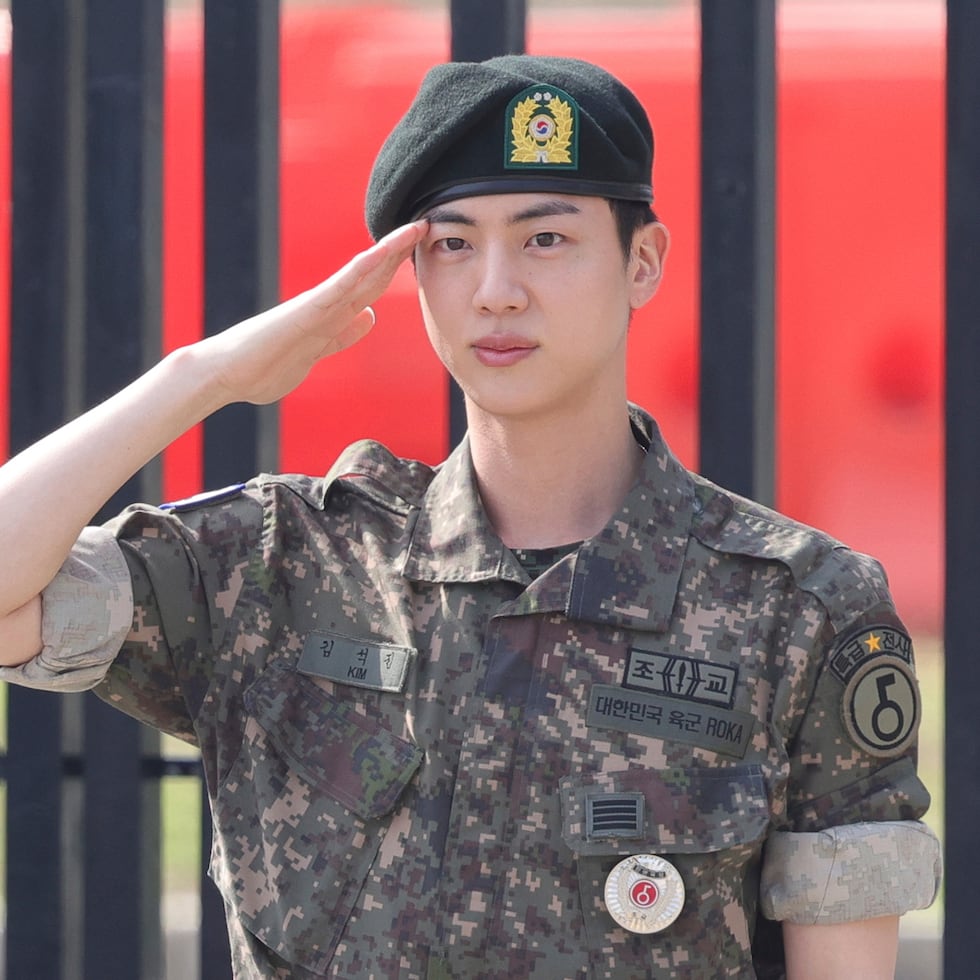 Jin, miembro de la banda de K-pop BTS, saluda después de concluir su servicio militar obligatorio afuera de una base militar en Yeoncheon, Corea del Sur, el miércoles 12 de junio de 2024.