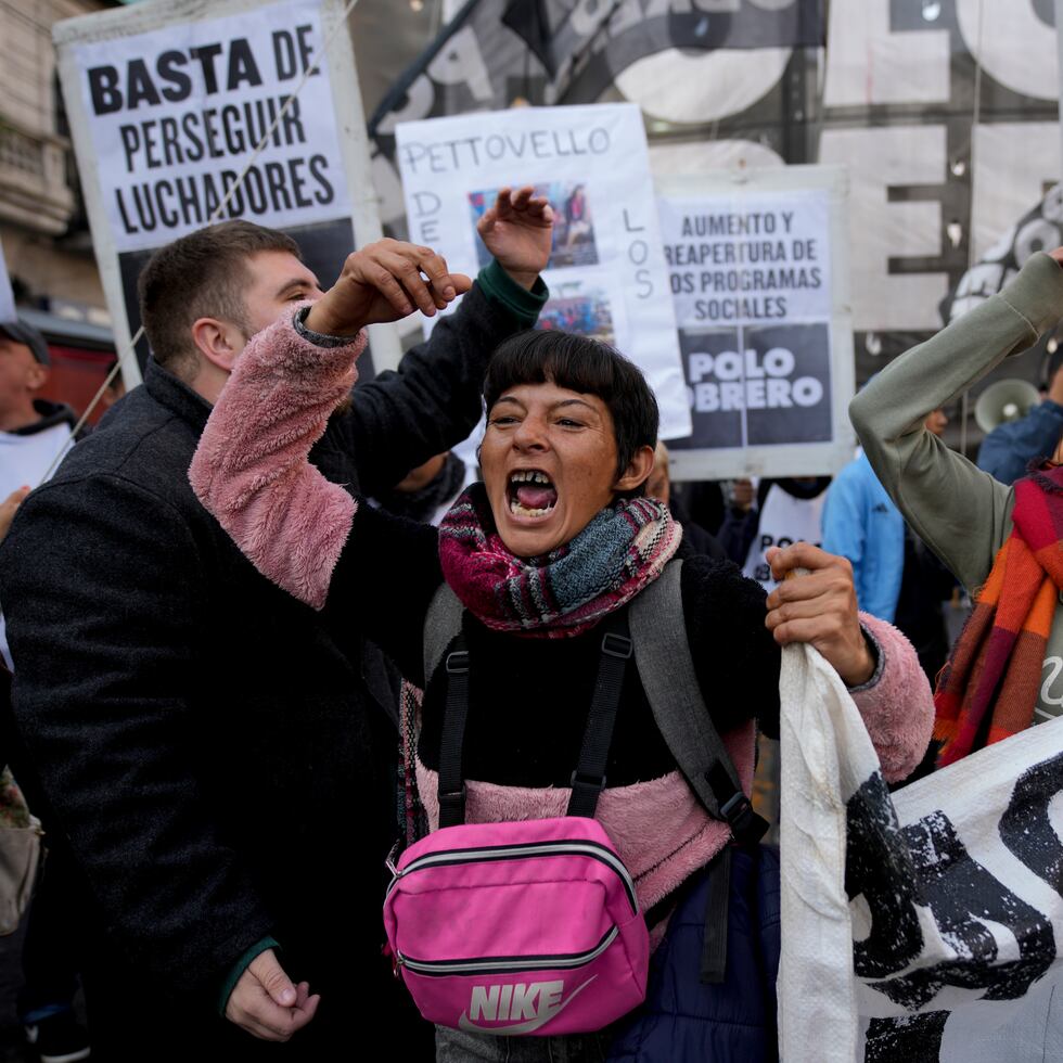 Manifestantes antigubernamentales protestan contra la escasez de alimentos en comedores populares y exigen que el gobierno entregue alimentos en Buenos Aires, Argentina, el jueves.