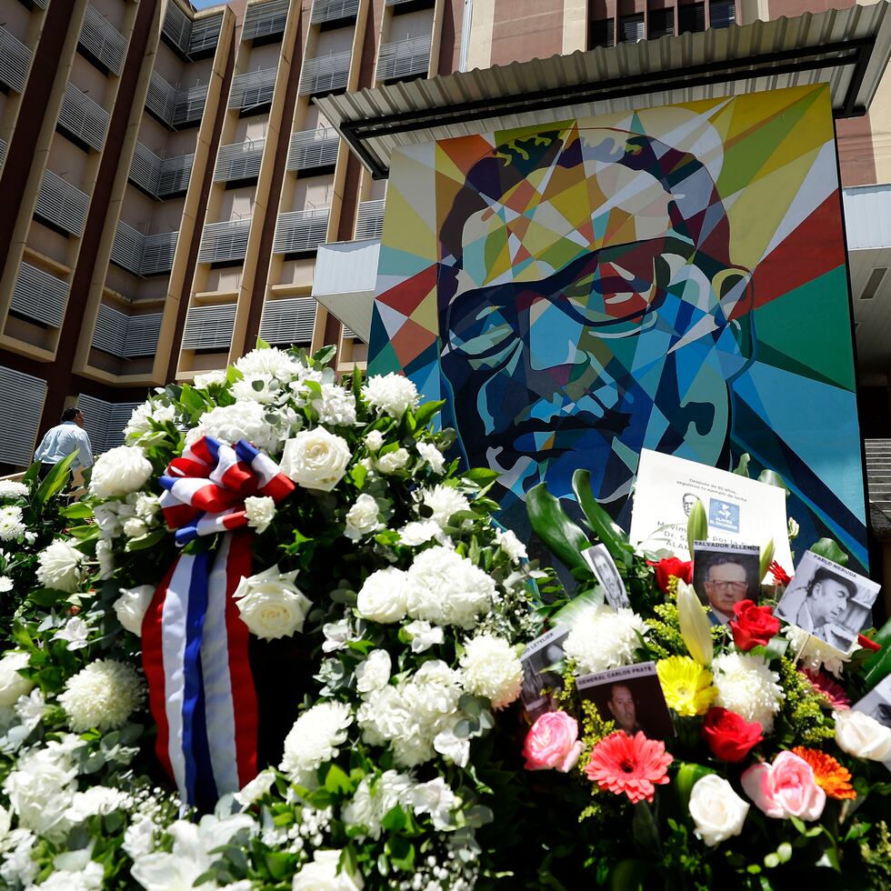 Un mural adornado con flores dedicado al expresidente chileno Salvador Allende fue registrado este lunes, 11 de septiembre, frente a la entrada principal de la facultad de medicina de la Universidad de El Salvador, en San Salvador (El Salvador). EFE/Rodrigo Sura
