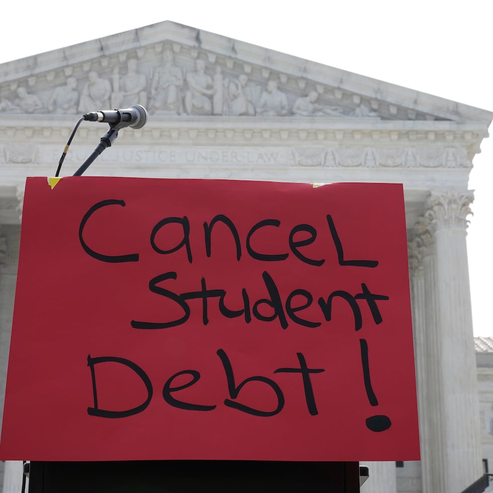 Un letrero que dice "cancelar la deuda estudiantil" en las afueras del Tribunal Supremo de Estados Unidos, durante una manifestación del 30 de junio de 2023.