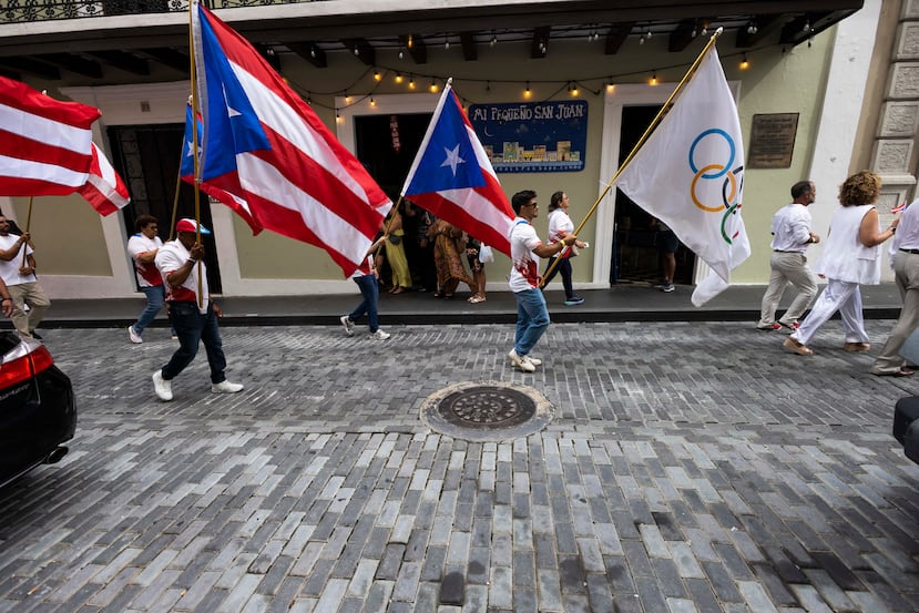 Los atletas desfilaron por la calle de La Fortaleza.