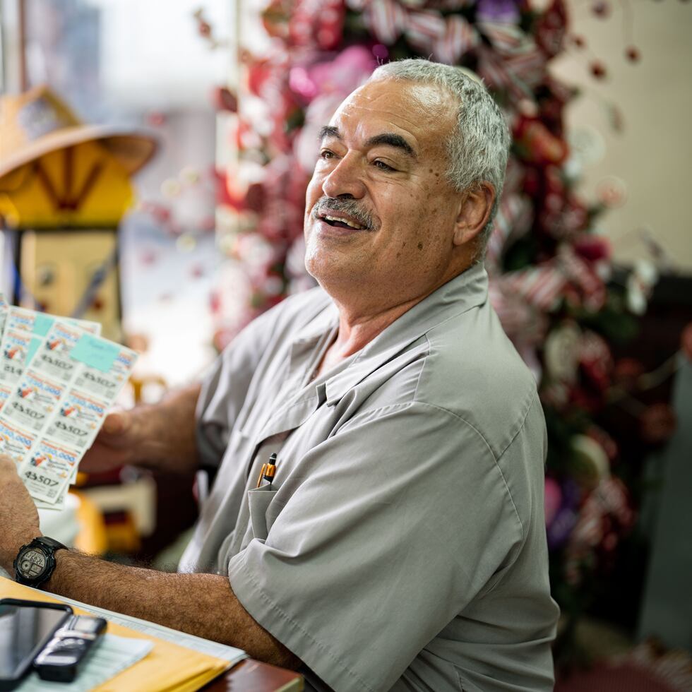 Luis Pérez, quien vende billetes hace 17 años, opina que, “cuando la economía está mala, es cuando más billetes se venden”.