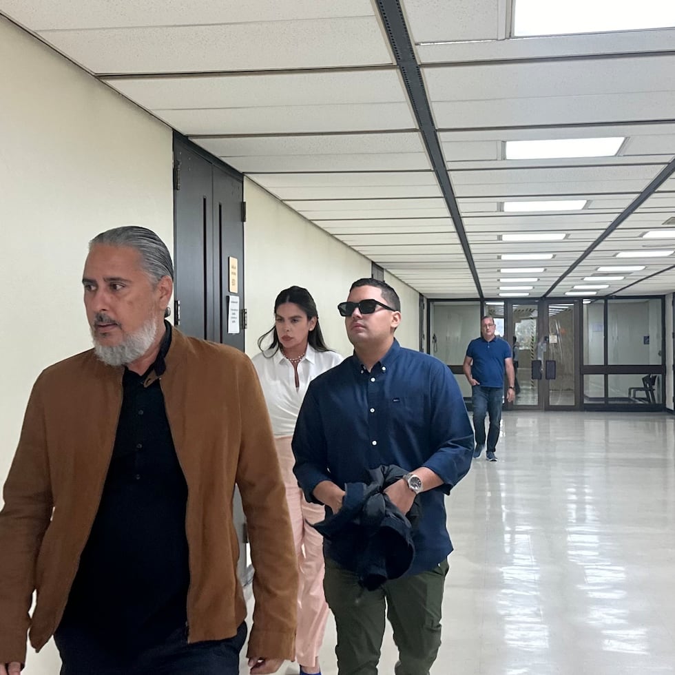 Melvin Camilo Matthews Medina (camisa azul y gafas de sol) al salir de la sala en el Tribunal de Bayamón.