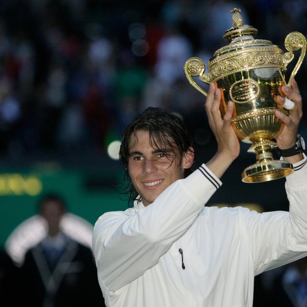 Rafael Nadal -aquí mientras alza el trofeo de campeón de Wimbledon 2008 tras derrotar a Roger Federer en la final- acumula oros olímpicos en individual y dobles en 2008 y 2016.