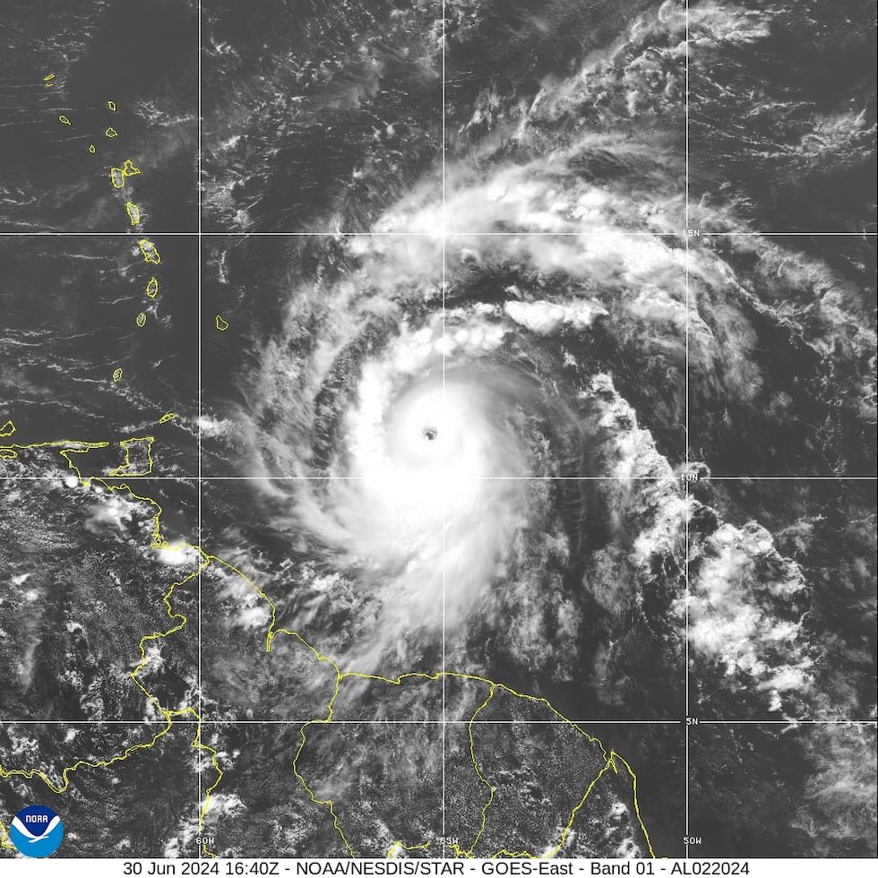El huracán Beryl alcanzó la categoría 4 luego que un avión caza huracanes encontrara vientos de hasta 130 mph.