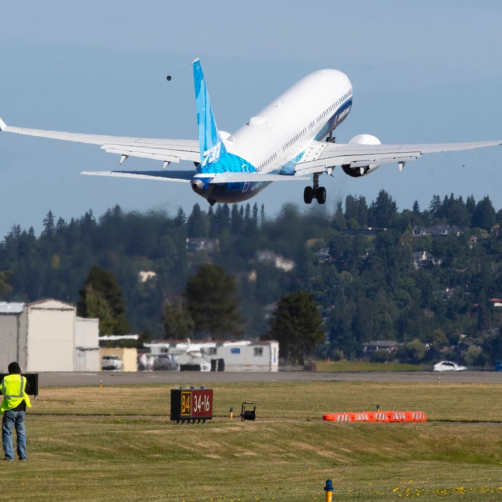 La FAA dijo que el nuevo plazo llega después de una reunión con el director general de Boeing, David Calhoun, y otros altos cargos de la compañía.
