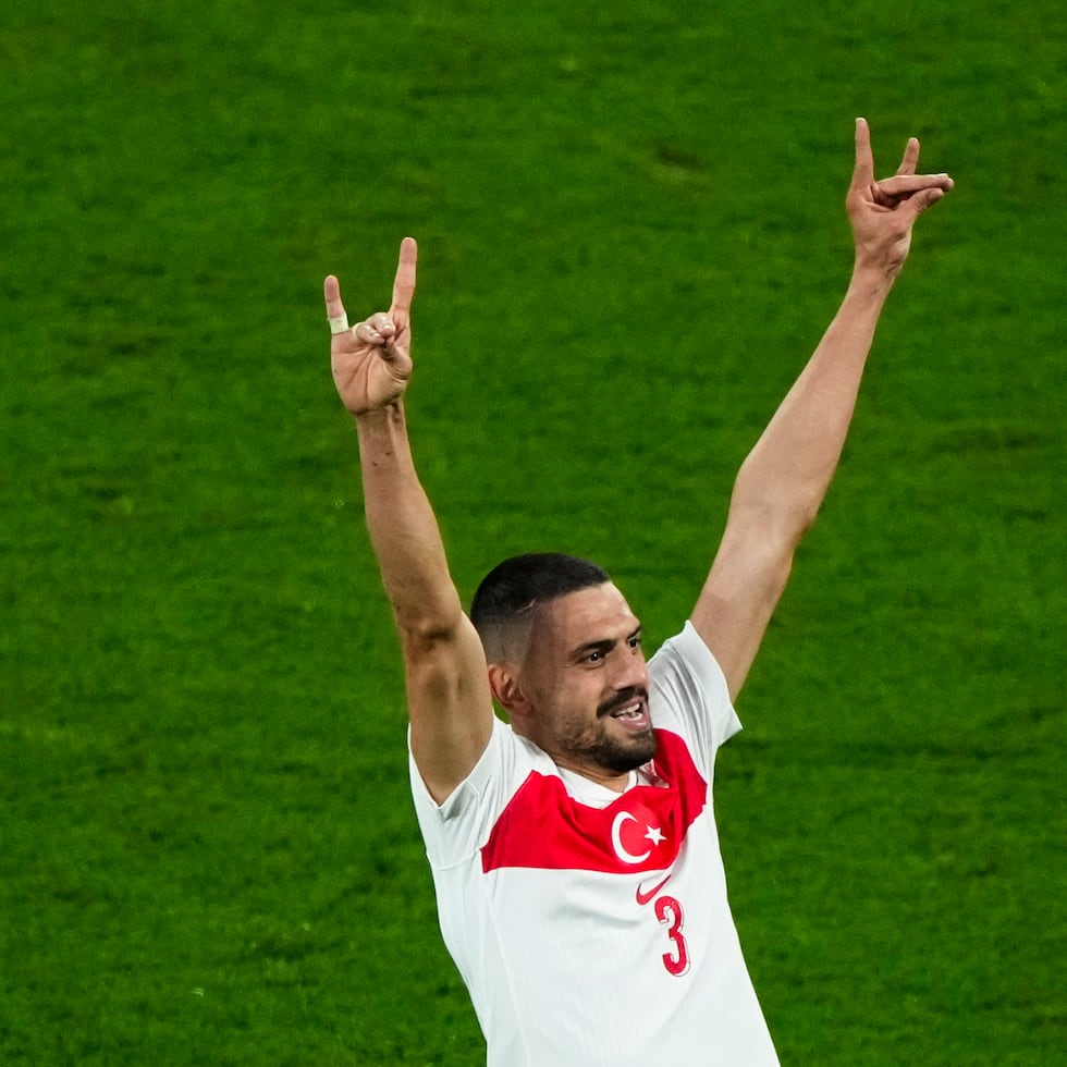 Merih Demiral celebra tras anotar el segundo gol de su equipo en el encuentro de octavos de final ante Austria en la Eurocopa el martes, 2 de julio del 2024.