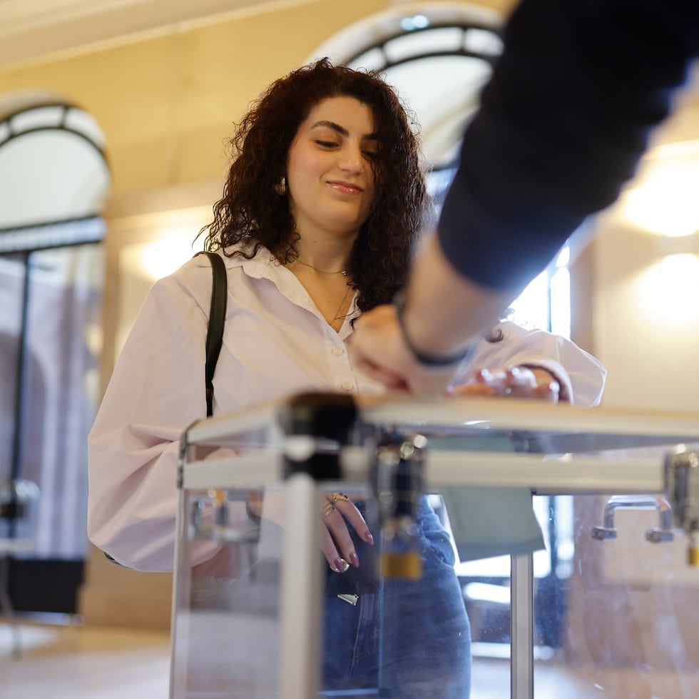 Una mujer vota en la segunda ronda de las elecciones legislativas en Estrasburgo, en el este de Francia.