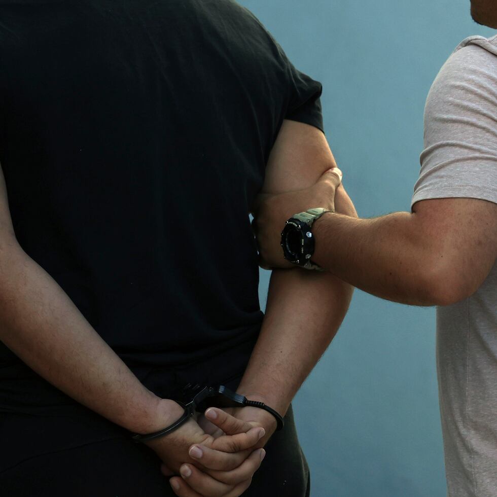 Los arrestos fueron ejecutados por el Negociado de Inteligencia y Arrestos de Mayagüez.