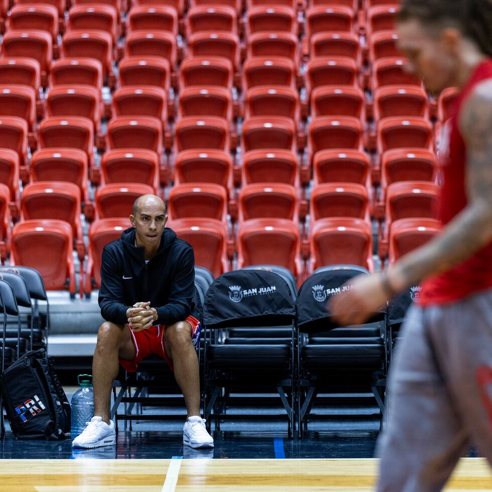 Carlos Arroyo observes one of the National Team's practices prior to the playoffs.
