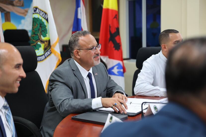 Miguel Cardona está en Puerto Rico para dar seguimiento al plan de descentralización del sistema educativo local.