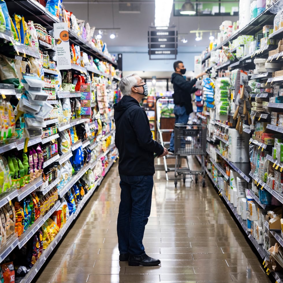 El mayor aumento en los precios se continúa reportando en el renglón de alimentos y bebidas, particularmente en los cereales (12.9%), productos horneados (6.7%), frutas y vegetales (7.4%), grasas, aceites y aderezos (7.1%) y otros alimentos (10.2%).