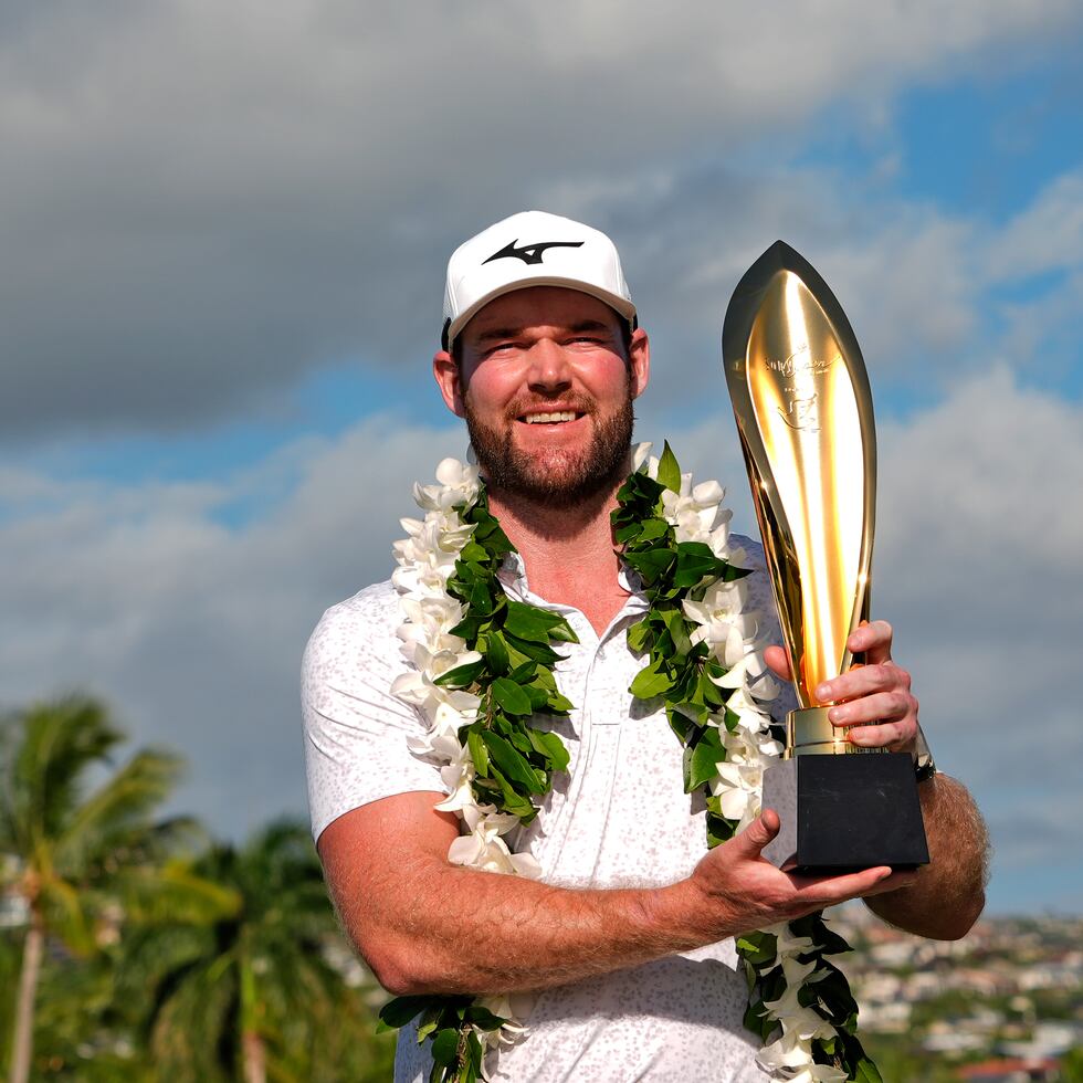 Grayson Murray sostiene el trofeo después de ganar el evento de golf Sony Open, el domingo 14 de enero de 2024.