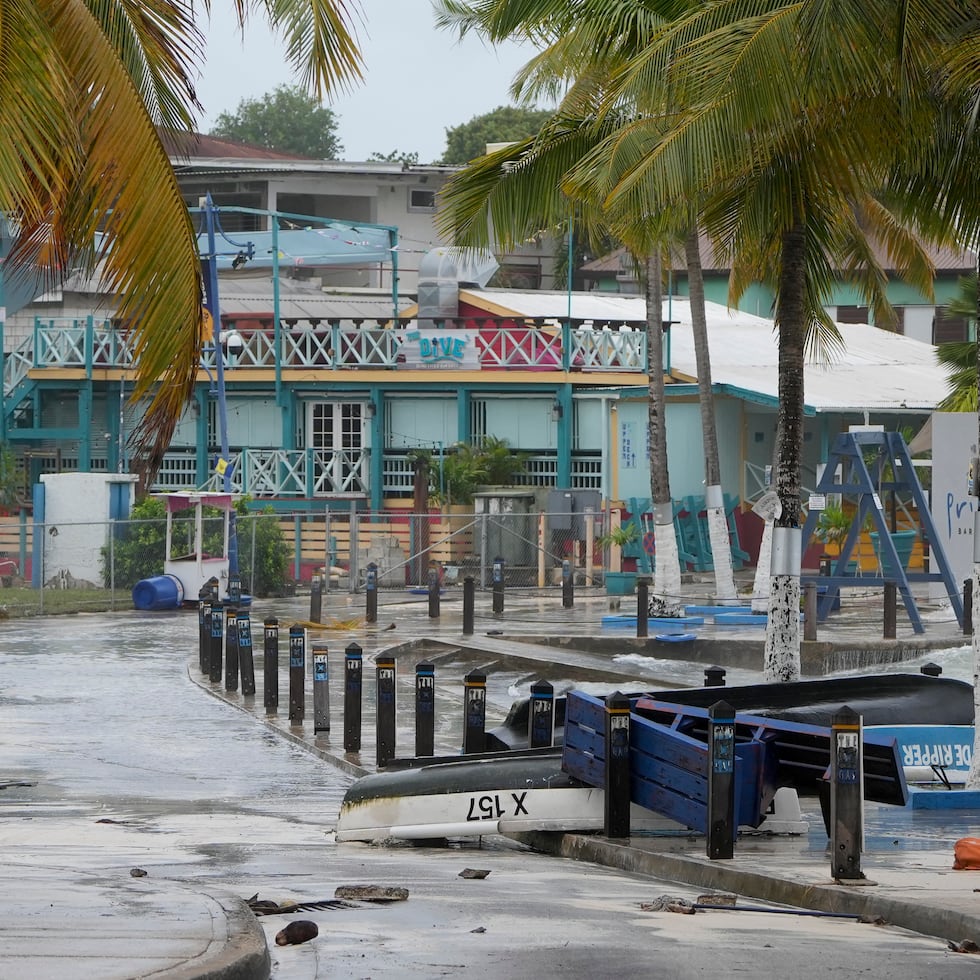 Barcos resultaron volcados en una calle inundada en San Lorenzo, Barbados.