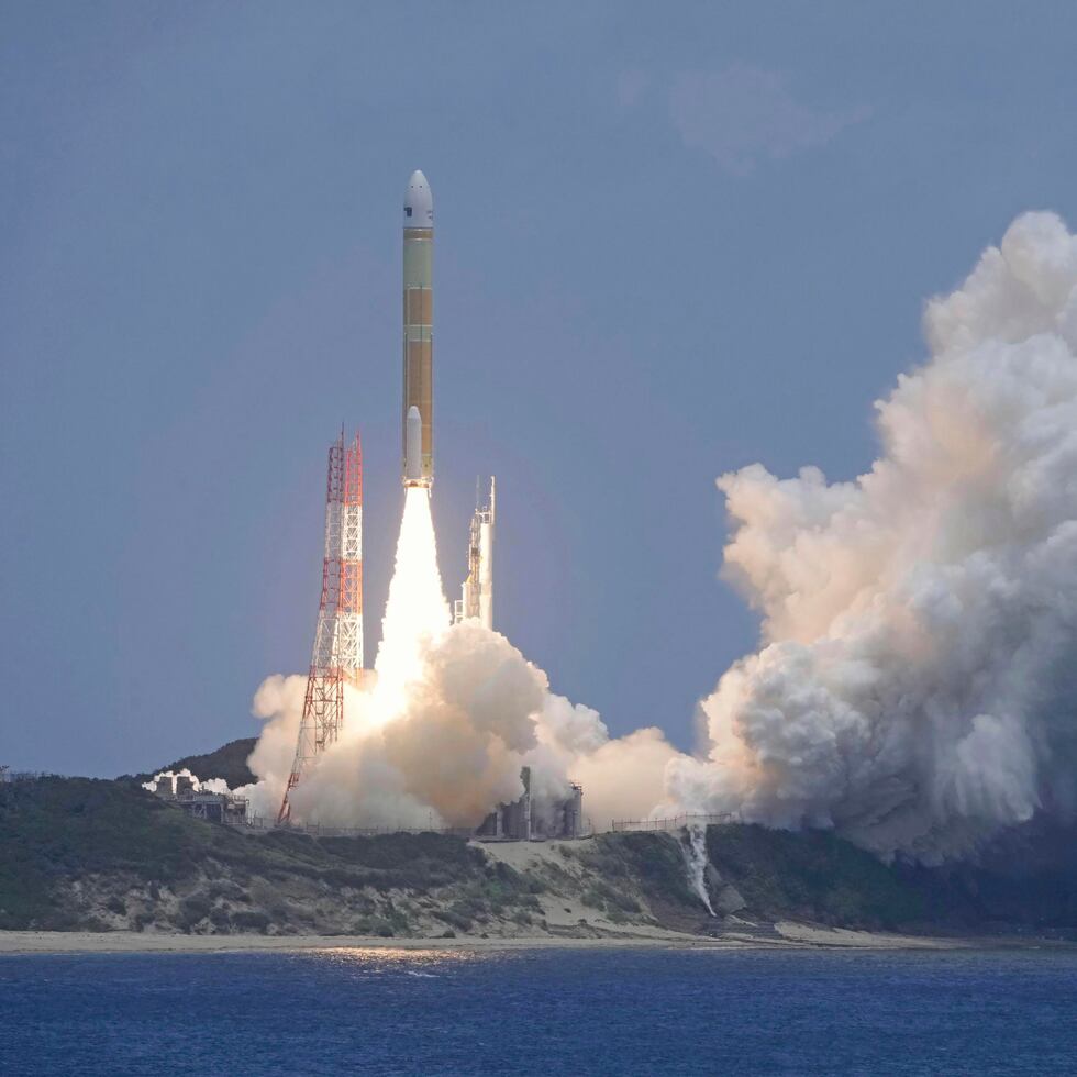 El cohete H3 de Japón despega con el satélite Daichi 4 desde la plataforma del centro espacial  Tanegashima, en Tanegashima, prefectura de Kagoshima, en el sur de Japón, el lunes 1 de julio de 2024. La agencia espacial japonesa lanzó el lunes un nuevo cohete H3 que lleva un satélite de observación para seguridad y respuesta a desastres.